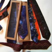Dárková krabička na kravaty s průhledným víkem Batitex - malovaná, batikovaná trička, mikiny, hedvábné šátky, šály, kravaty