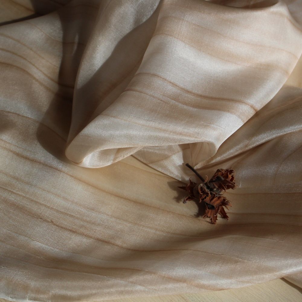 Hedvábný maloavný šátek - Oříšek 2 Batitex - malovaná, batikovaná trička, mikiny, hedvábné šátky, šály, kravaty