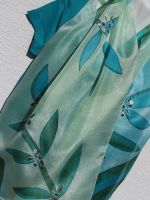 Hedvábná šála - Šlépěje v borůvkách 2 Batitex - modní trička, mikiny, šátky, šály, kravaty