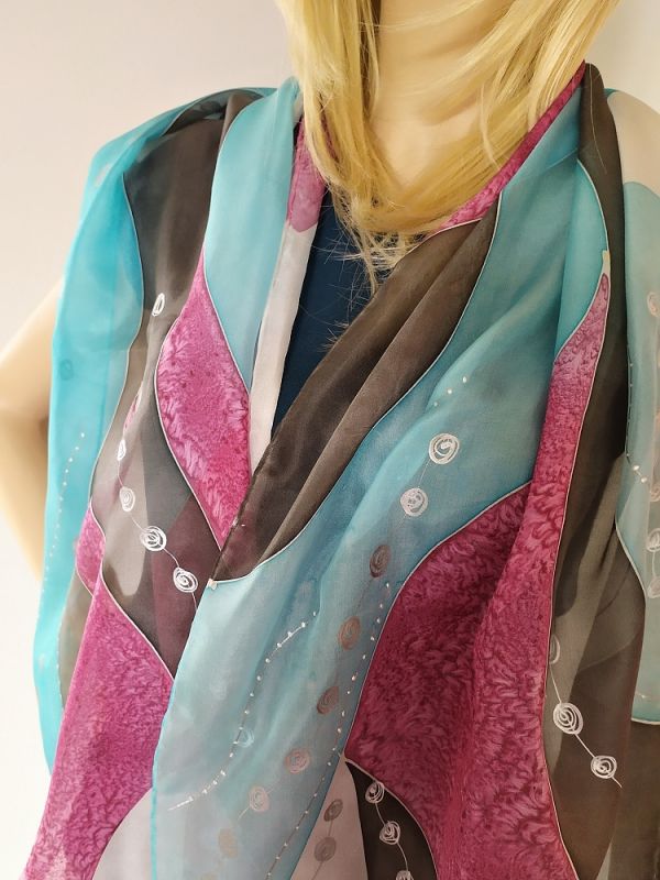 Hedvábná malovaná šála - Cestou ostružinových skřítků Batitex - malovaná, batikovaná trička, šaty, mikiny, šátky, šály, kravaty