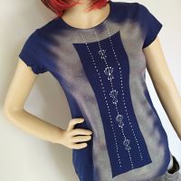 Dámské malované tričko - Inspirace modrotisku Batitex - modní trička, mikiny, šátky, šály, kravaty
