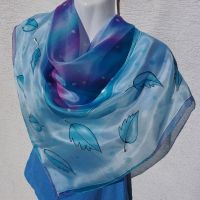 Hedvábný malovaný šátek - Zachumlaná v perutích Batitex - malovaná, batikovaná trička, šaty, mikiny, šátky, šály, kravaty