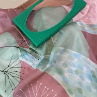 Hedvábný šátek 2v1 - Ptačí ráj utichá Batitex - malovaná, batikovaná trička, šaty, mikiny, šátky, šály, kravaty