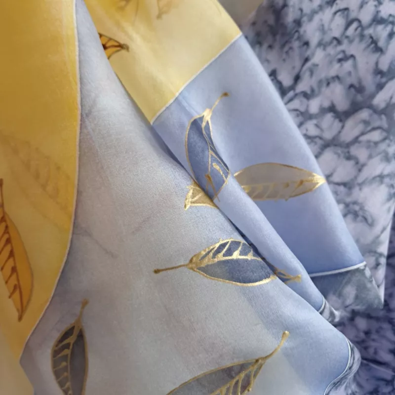 Hedvábný šátek 2v1 - Okamžik zmizí za chvílí Batitex - malovaná, batikovaná trička, šaty, mikiny, šátky, šály, kravaty