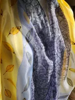 Hedvábná šála - Okamžik zmizí za chvílí Batitex - malovaná, batikovaná trička, šaty, mikiny, šátky, šály, kravaty Hedvábná šála - Okamžik zmizí za chvílí Batitex - malovaná, batikovaná trička, šaty, mikiny, šátky, šály, kravaty