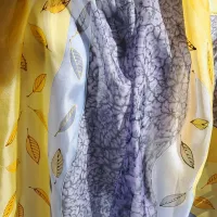 Hedvábná šála - Okamžik zmizí za chvílí Batitex - malovaná, batikovaná trička, šaty, mikiny, šátky, šály, kravaty Hedvábná šála - Okamžik zmizí za chvílí Batitex - malovaná, batikovaná trička, šaty, mikiny, šátky, šály, kravaty