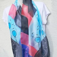 Hedvábná šála - V pleskotu havranních křídel Batitex - malovaná, batikovaná trička, šaty, mikiny, šátky, šály, kravaty