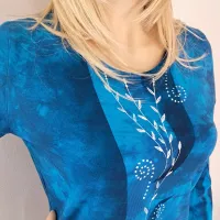 Malované batikované tričko - Na dotyk zimy Batitex - malovaná, batikovaná trička, šaty, mikiny, šátky, šály, kravaty Malované batikované tričko - Na dotyk zimy Batitex - malovaná, batikovaná trička, šaty, mikiny, šátky, šály, kravaty