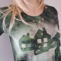 Malované batikované tričko - Dům na strání Batitex - malovaná, batikovaná trička, šaty, mikiny, šátky, šály, kravaty Malované batikované tričko - Dům na strání Batitex - malovaná, batikovaná trička, šaty, mikiny, šátky, šály, kravaty