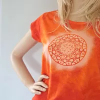 Dámské batikované tričko - Mandarinková mandala Batitex - malovaná, batikovaná trička, mikiny, šátky, šály, kravaty Dámské batikované tričko - Mandarinková mandala Batitex - malovaná, batikovaná trička, mikiny, šátky, šály, kravaty