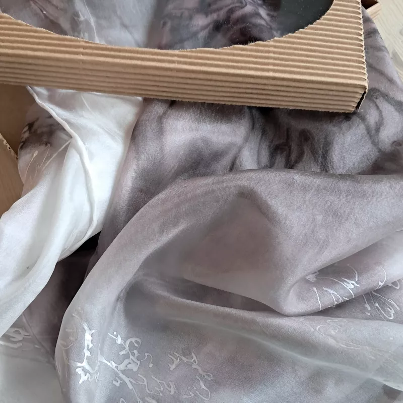 Hedvábná malovaná šála -První sníh Batitex - modní trička, šály, šátky