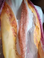 Hedvábná šála - Když zelenou oranžová střídá Batitex - malovaná, batikovaná trička, šaty, mikiny, šátky, šály, kravaty