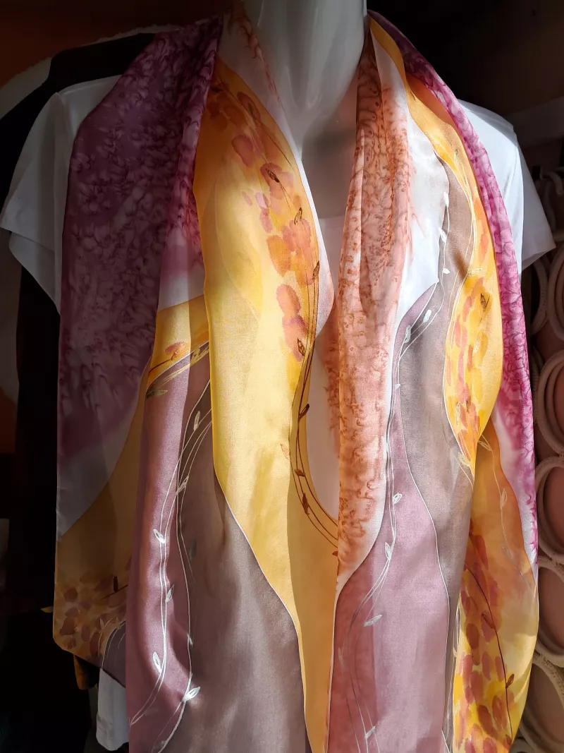 Hedvábná šála - Když zelenou oranžová střídá Batitex - malovaná, batikovaná trička, šaty, mikiny, šátky, šály, kravaty