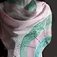 Hedvábný šátek 2v1 - Ptačí ráj utichá Batitex - malovaná, batikovaná trička, šaty, mikiny, šátky, šály, kravaty Hedvábný šátek 2v1 - Ptačí ráj utichá Batitex - malovaná, batikovaná trička, šaty, mikiny, šátky, šály, kravaty
