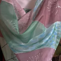 Hedvábný šátek 2v1 - Ptačí ráj utichá Batitex - malovaná, batikovaná trička, šaty, mikiny, šátky, šály, kravaty Hedvábný šátek 2v1 - Ptačí ráj utichá Batitex - malovaná, batikovaná trička, šaty, mikiny, šátky, šály, kravaty