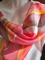 Hedvábný šátek 2v1 - Když zelenou oranžová střídá Batitex - malovaná, batikovaná trička, šaty, mikiny, šátky, šály, kravaty Hedvábný šátek 2v1 - Když zelenou oranžová střídá Batitex - malovaná, batikovaná trička, šaty, mikiny, šátky, šály, kravaty