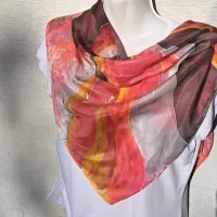 Hedvábný šátek 2v1 - Když zelenou oranžová střídá Batitex - malovaná, batikovaná trička, šaty, mikiny, šátky, šály, kravaty Hedvábný šátek 2v1 - Když zelenou oranžová střídá Batitex - malovaná, batikovaná trička, šaty, mikiny, šátky, šály, kravaty